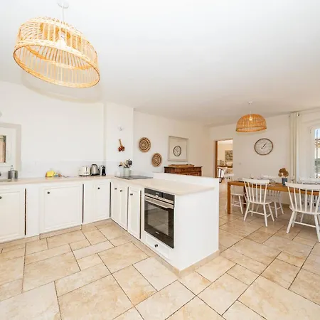 Villa 4-bedroom With Swimming Pool Garden And Sea Views *