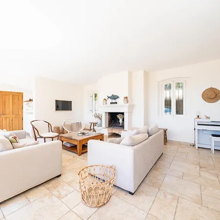 4-bedroom With Swimming Pool Garden And Sea Views *